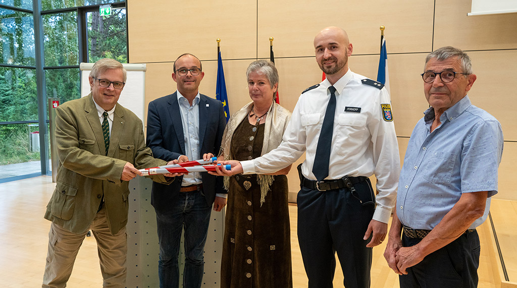 Von links: Bernd Widmaier (Vorstandsmitglied des LJV Hessen), Lutz Köhler (Erster Kreisbeigeordneter des Landkreises Darmstadt-Dieburg), Dr. Christa Wilczek (Kreistierschutzbeauftragte), Robert Fornoff (Polizeipräsidium Südhessen) und Erich Mehring (Kreisjagdberater) bei der Übergabe der weiterentwickelten Wildunfallzeichen am Donnerstag im Kreistagssitzungssaal in Darmstadt. Foto: Markus Stifter