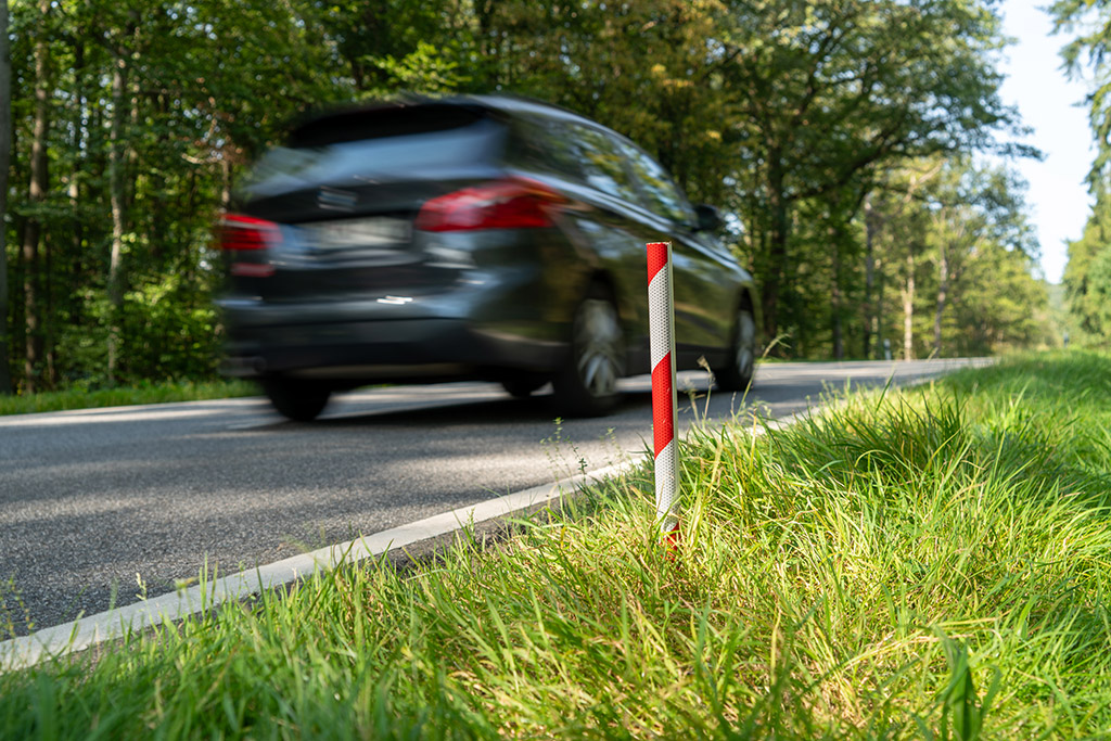 Weiterentwickeltes Wildunfallzeichen 2.0: Längere Bauform (50 cm), reflektierende Folie aus dem LkW- und Feuerwehrbereich und ein Richtungspfeil auf der Stirnseite sorgen dafür, dass nach einem Unfall verletzte Wildtiere nun noch schneller aufgefunden werden können. Foto: Markus Stifter