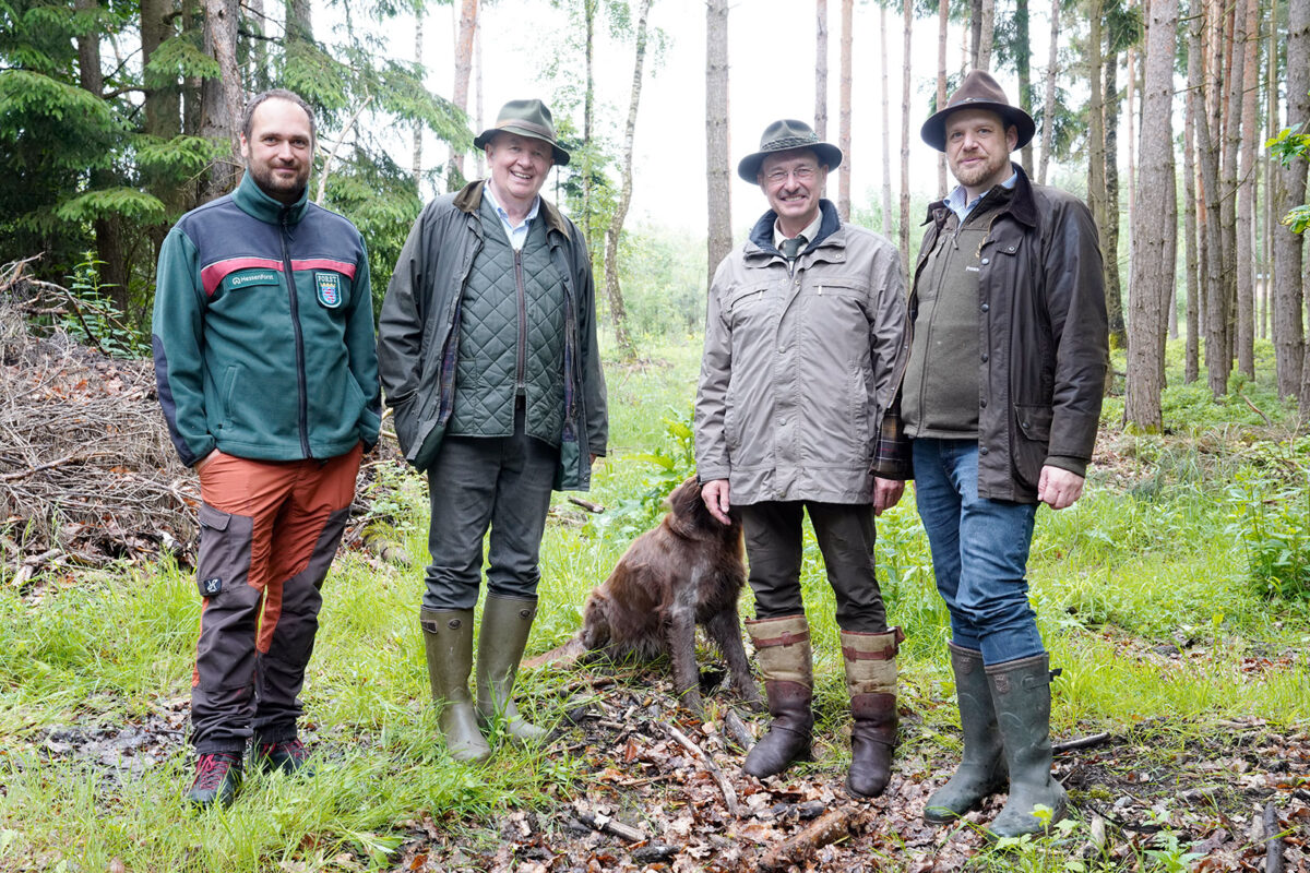 Bei dem diesjährigen Pressegespräch anlässlich des Landesjägertages informierte der LJV die Medienvertreter zum Thema Bau und Pflege von Grünbrücken (von links: David Nüchter von HessenForst, Dr. Rudolf Leinweber, Vizepräsident des LJV, Prof. Dr. Jürgen Ellenberger, Präsident des LJV sowie LJV-Pressesprecher Markus Stifter, Foto: privat)