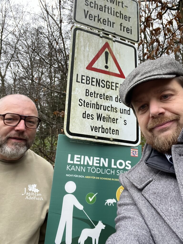 Von links: Thomas Kaltwasser, Vorsitzender des Jagdvereins Untertaunus und Markus Stifter, Vorsitzender des Jagdvereins Rheingau, bei der Anbringung des ersten Plakates mit dem Motiv „Leinen los kann tödlich sein“ des HMLU in Schlangenbad.