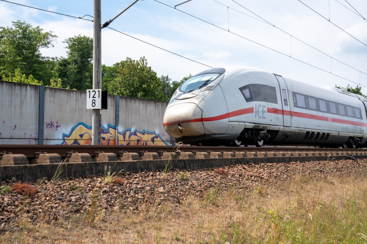 Der ICE erreicht auf der Strecke Frankfurt-Köln Höchstgeschwindigkeiten von bis zu 300 km/h. Wildtiere unterschätzen oft die Gefahr der Schnnellzüge. Die DB Fernverkehr AG und der Landesjagdverband Hessen setzen sich für eine Reduzierung der Wildunfallzahlen ein. Foto: Markus Stifter