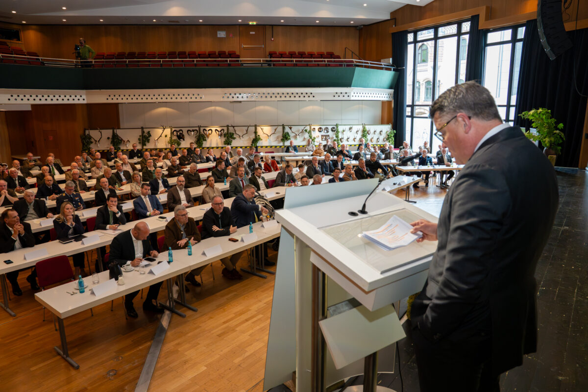 Ministerpräsident Boris Rhein würdigte in seinem Grußwort das hohe ehrenamtliche Engagement der hessischen Jägerschaft. Foto: Markus Stifter