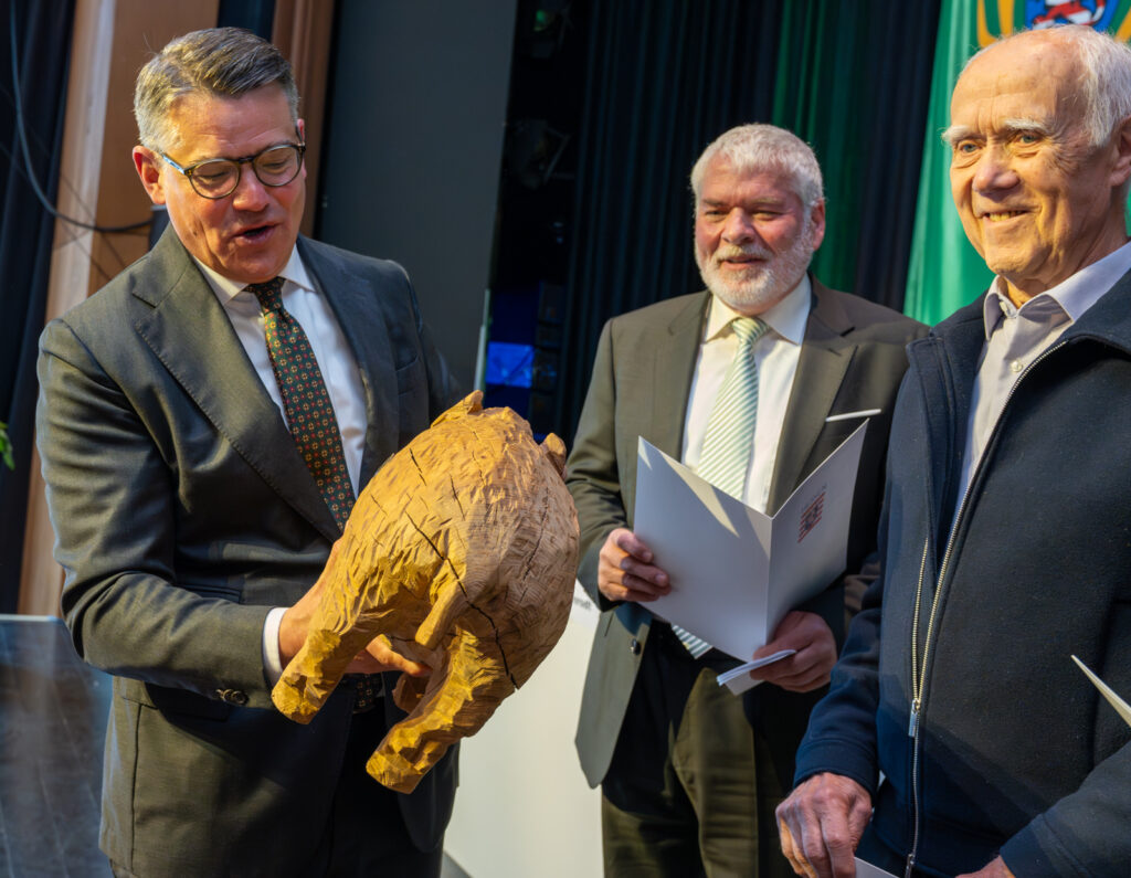 von links: Ministerpräsident Boris Rhein, Prof. Dr. Dr. habil Gerald Reiner und Klaus Schwarz bei der Übergabe des Staatsehrenpreises. Foto: Markus Stifter