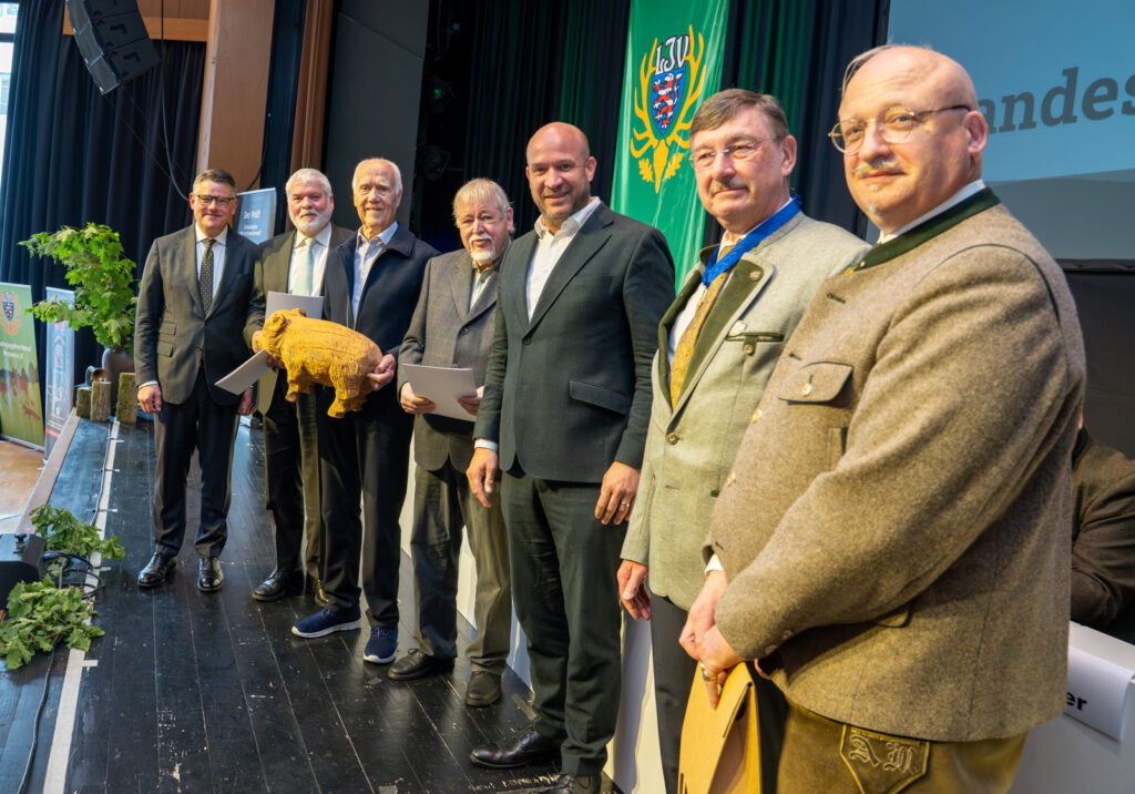 von links: Ministerpräsident Boris Rhein, Prof. Dr. Dr. habil Gerald Reiner, Forstdirektor a. D. Klaus Schwarz, Forstdirektor a.D. Harald Voll, Jagdminister Ingmar Jung, LJV-Präsident Prof. Dr. Jürgen Ellenberger und LJV-Geschäftsführer Alexander Michel. Foto: Markus Stifter