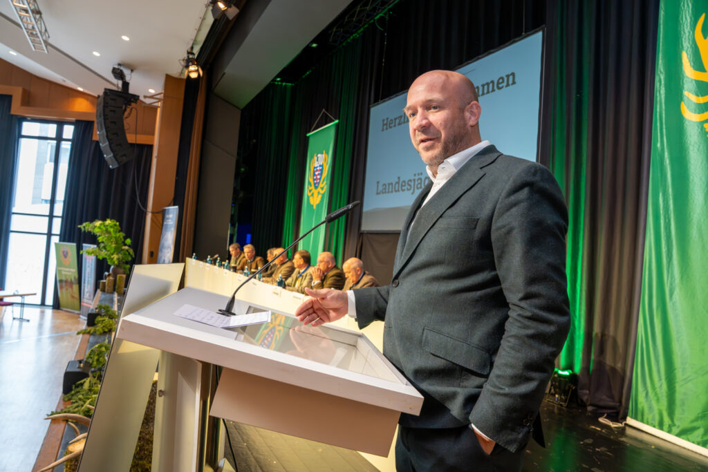 Jagd- und Landwirtschaftsminister Ingmar Jung würdigte die intensive Zusammenarbeit mit der hessischen Jägerschaft. Foto: Markus Stifter