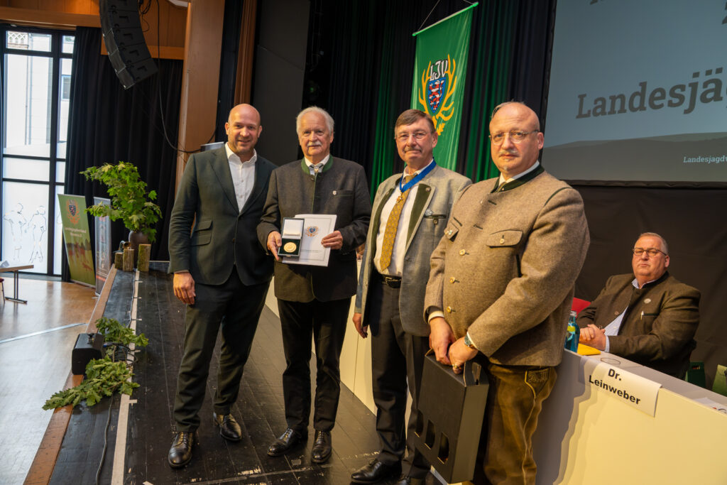 von links: Jagdminister Ingmar Jung, Prof. Dr. Ulrich Grimm, LJV-Präsident Prof. Dr. Jürgen Ellenberger und LJV-Geschäftsführer Alexander Michel. Foto: Markus Stifter
