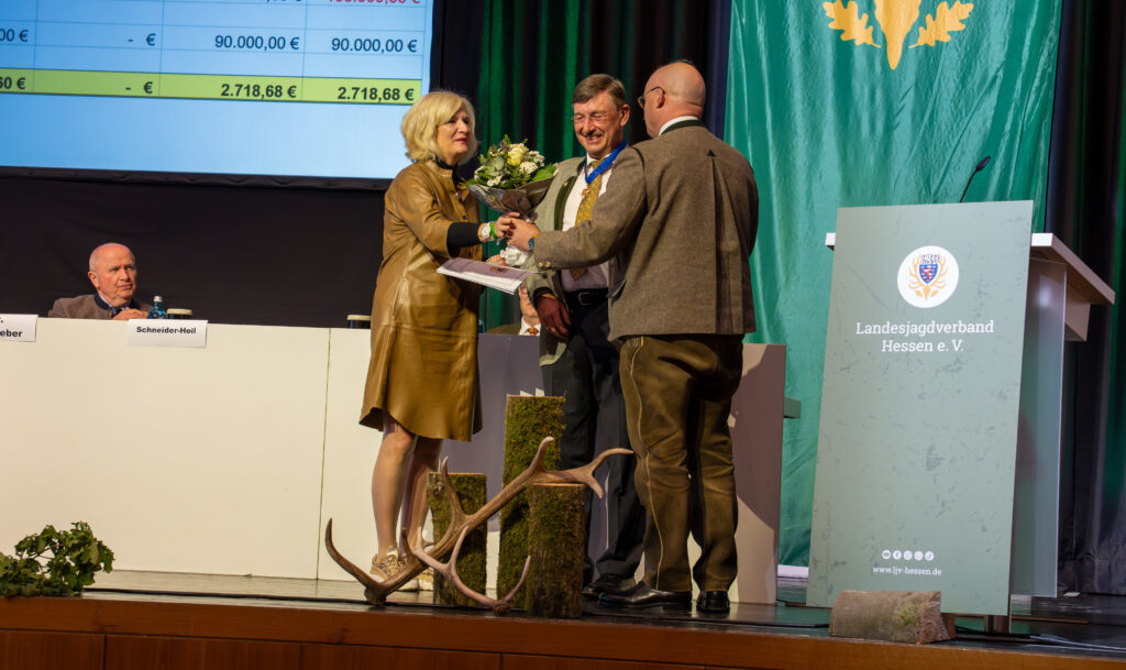 LJV-Präsident Prof. Dr. Jürgen Ellenberger (Mitte) und LJV-Geschäftsführer Alexander Michel (rechts im Bild) ehrten Astrid Schneider-Heil für ihre langjährige aktive Mitarbeit im LJV-Vorstand. Foto: Simon Willsch