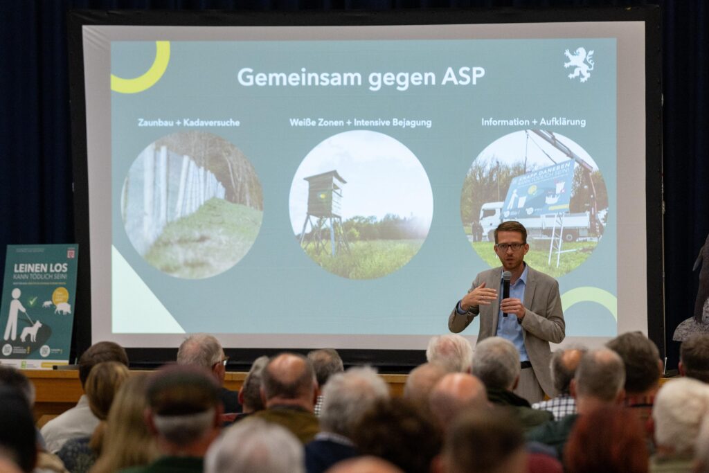 Staatssekretär Michael Ruhl erläutert die Seuchenbekämpfungsmaßnahmen auf der Dialogveranstaltung in Kiedrich. Bildquelle: HMLU