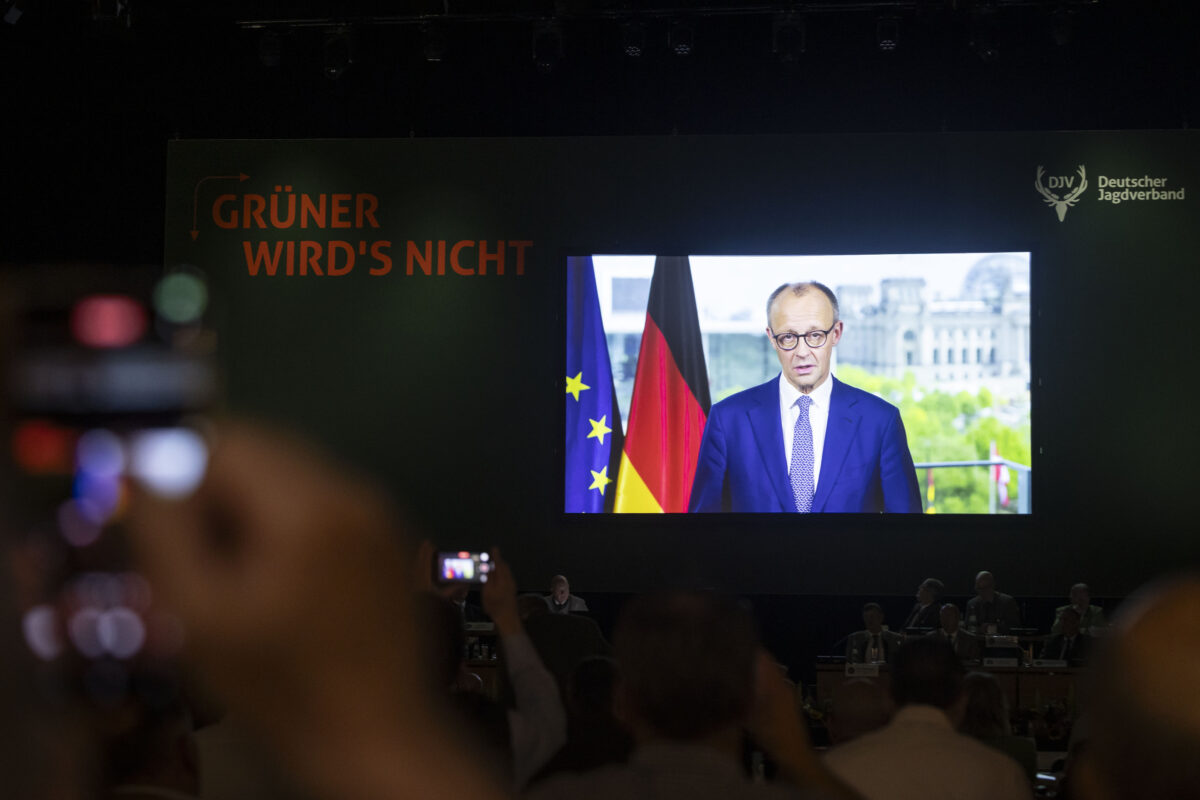Bundesjägertag 2025: Per Videobotschaft kündigt Bundeskanzler Friedrich Merz eine Überprüfung des Waffenrechts an. Quelle: Wildgeflüster/DJV