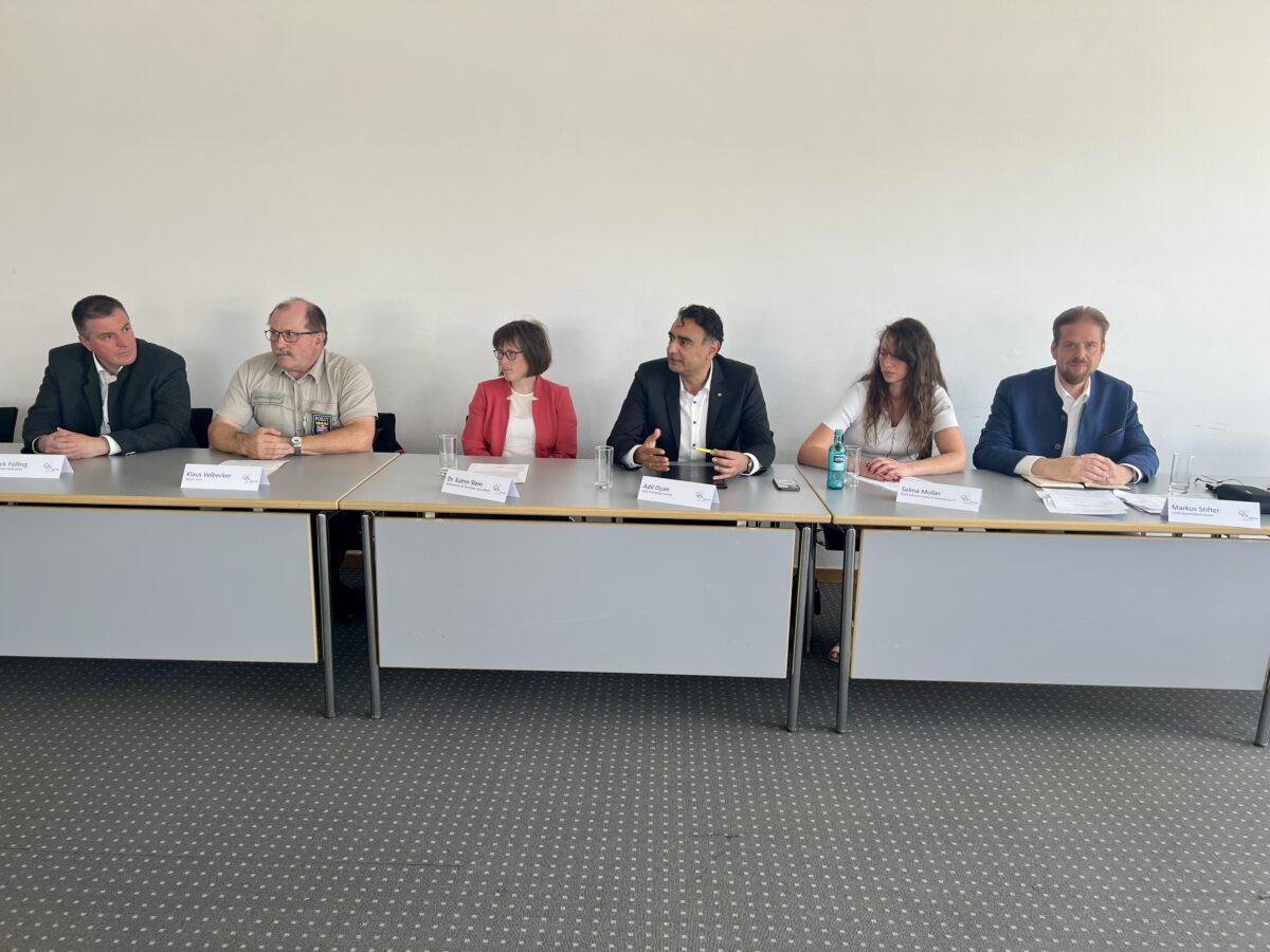 ASP-Pressekonferenz im Kreishaus Groß-Gerau. Von links: Patrick Fülling (Vorsitzender KJV Groß-Gerau), Klaus Velbecker (Leiter des Forstamtes Groß-Gerau), Dr. Katrin Stein (Amtsveterinärin Kreis GG), Adil Oyan (Erster Kreisbeigeordneter GG), Selina Müller (RBV Starkenburg) und Markus Stifter (Pressesprecher LJV Hessen), Foto: Volker Trunk/Kreis GG