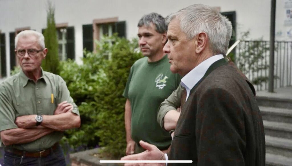 Von links: Kreisjagdberater Rolf Burkhard, Gerhard Held (Vorstandsmitglied des Jagdklubs) und Prof. Joachim Kilian (1. Vorsitzender des Jagdklubs St. Hubertus Bergstraße) beim Drehtermin vor dem Kreishaus. Bildquelle: Hessenschau