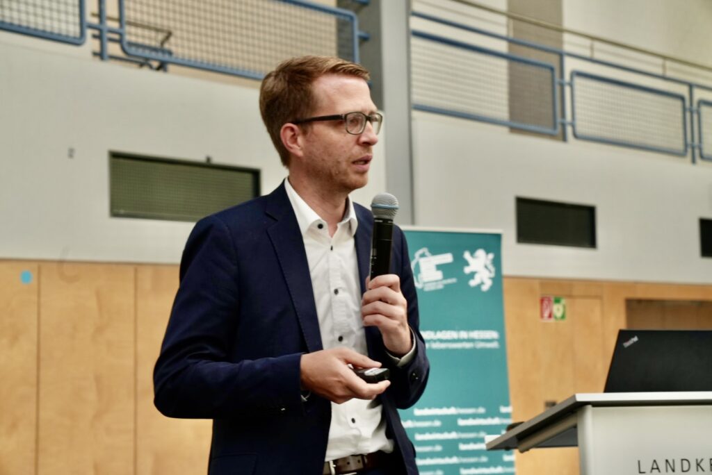 Staatssekretär Michael Ruhl aus dem HMLU informierte bei seinem Vortrag über das neue ASP-Seuchengeschehen in NRW - nur rund 20 Kilometer von der Hessischen Landesgrenze entfernt. Foto: Markus Stifter