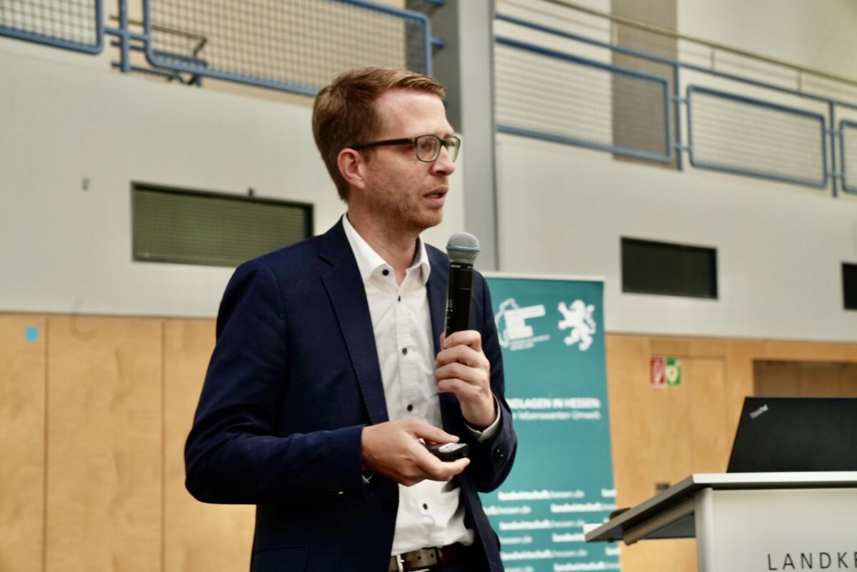 Staatssekretär Michael Ruhl aus dem HMLU informierte bei seinem Vortrag über das neue ASP-Seuchengeschehen in NRW - nur rund 20 Kilometer von der Hessischen Landesgrenze entfernt. Foto: Markus Stifter