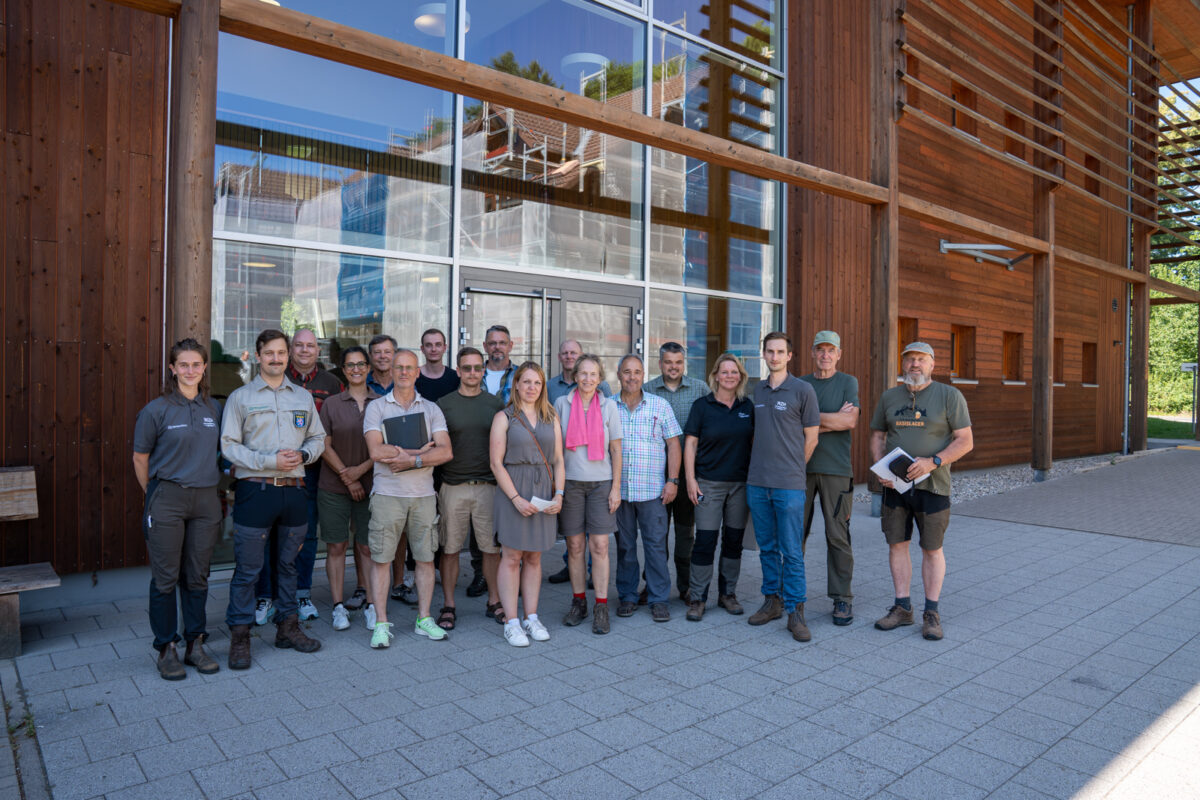 Im Forstlichen Bildungszentrum in Weilburg wurden 16 neue ehrenamtliche Wolfsberaterinnen und Wolfsberater geschult. Foto: Markus Stifter