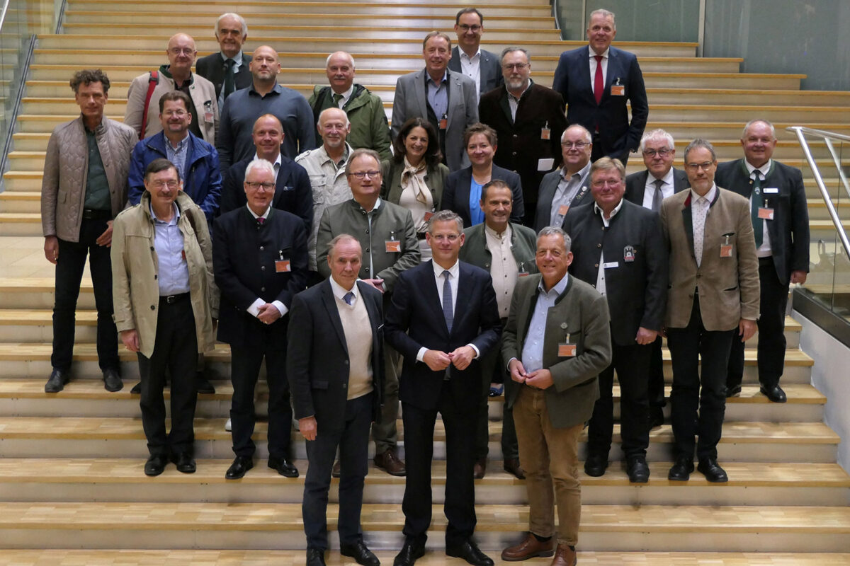 DSB- und DJV-Präsidien (LJV-Präsident Prof. Dr. Ellenberger links im Bild) mit BMI-Staatssekretär Christoph de Vries. Beide Spitzenverbände machen deutlich: Ein neues Waffengesetz muss anwenderfreundlicher, praktikabler und deutlich schlanker werden. Quelle: DSB