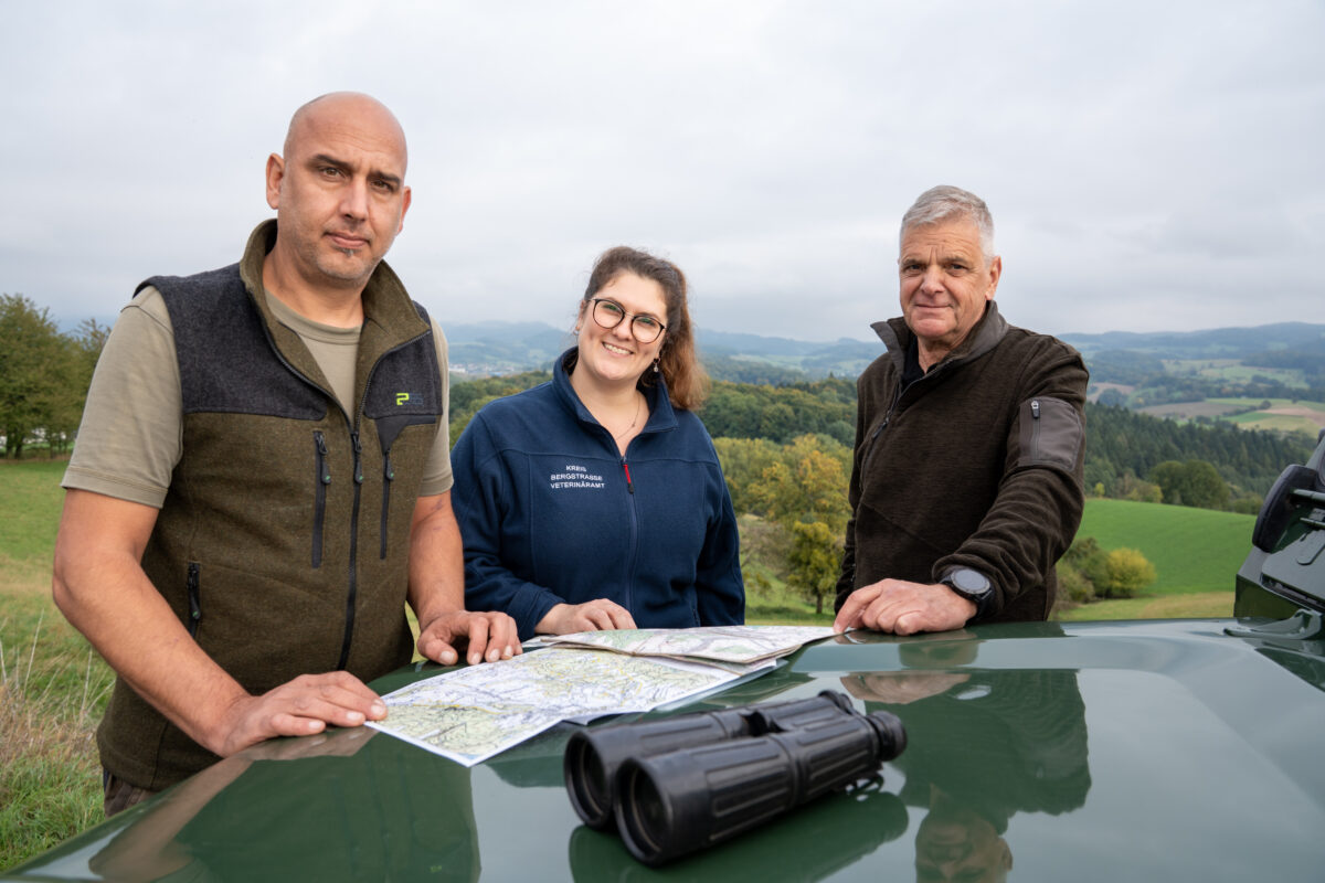 Jägerschaft und Kreisverwaltung arbeiten bei der Bekämpfung der Afrikanischen Schweinepest eng zusammen. Hier: Michael Denger (Hegegemeinschaft Birkenau), Deborah Schobrick (Amtliche Tierärztin Veterinäramt Kreis Bergstraße) und Prof. Joachim Kilian (1. Vorsitzender der Jagdklubs St. Hubertus Bergstraße). Foto: Markus Stifter