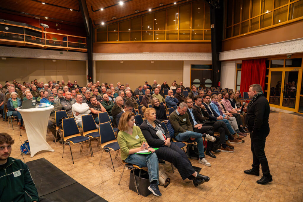 Matthias Schimpf, Hauptamtlicher Kreisbeigeordneter des Landkreises Bergstraße (rechts im Bild), hob in seinem Beitrag besonders die gute Zusammenarbeit zwischen Kreis, Hegeringen und Jägerschaft hervor. Foto: Markus Stifter