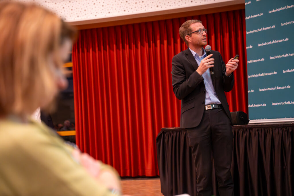 Staatssekretär Michael Ruhl betonte in seinem Vortrag, dass die Seuche in der öffentlichen Wahrnehmung zwar an Aufmerksamkeit verloren habe, sie jedoch keineswegs überstanden sei. Foto: Markus Stifter