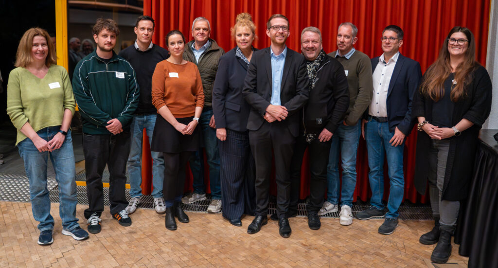 Von links: Sabine Wenkel (stellv. AL UJB), Aron Brackmann (Sachbearbeitung UJB), Simon Menden (AL Ländlicher Raum), Linda Pfaller (Amtliche Tierärztin), Prof. Joachim Kilian (1. Vorsitzender Jagdklub St. Hubertus Bergstraße), Alexandra Radies (AL UJB), Staatssekretär Michael Ruhl (HMLU), Matthias Schimpf (Hauptamtlicher Kreisbeigeordneter), Dr. Thomas Faßbender (AL Veterinäramt), Olaf Streubig (Pressesprecher HMLU) und Deborah Schobrick (Amtliche Tierärztin). Foto: Markus Stifter