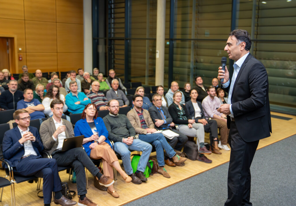 Der Erste Kreisbeigeordnete Adil Oyan (Kreis GG) dankte allen Beteiligten ausdrücklich für die enge und vertrauensvolle Zusammenarbeit. Foto: Markus Stifter